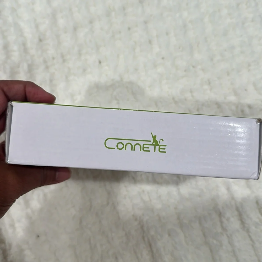 connete green dog